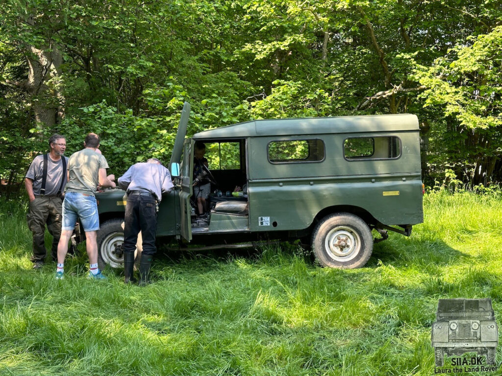 A 1962 Series IIa Land Rover made a few hickups on the offroad course, and immediately members came over with, tools, parts and knowhow. After some tyre kicking, and some tinkering under the hood, it purred like a kitten once more.