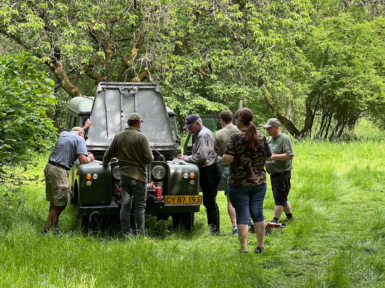 A 1962 Series IIa Land Rover made a few hickups on the offroad course, and immediately members came over with, tools, parts and knowhow. After some tyre kicking, and some tinkering under the hood, it purred like a kitten once more.