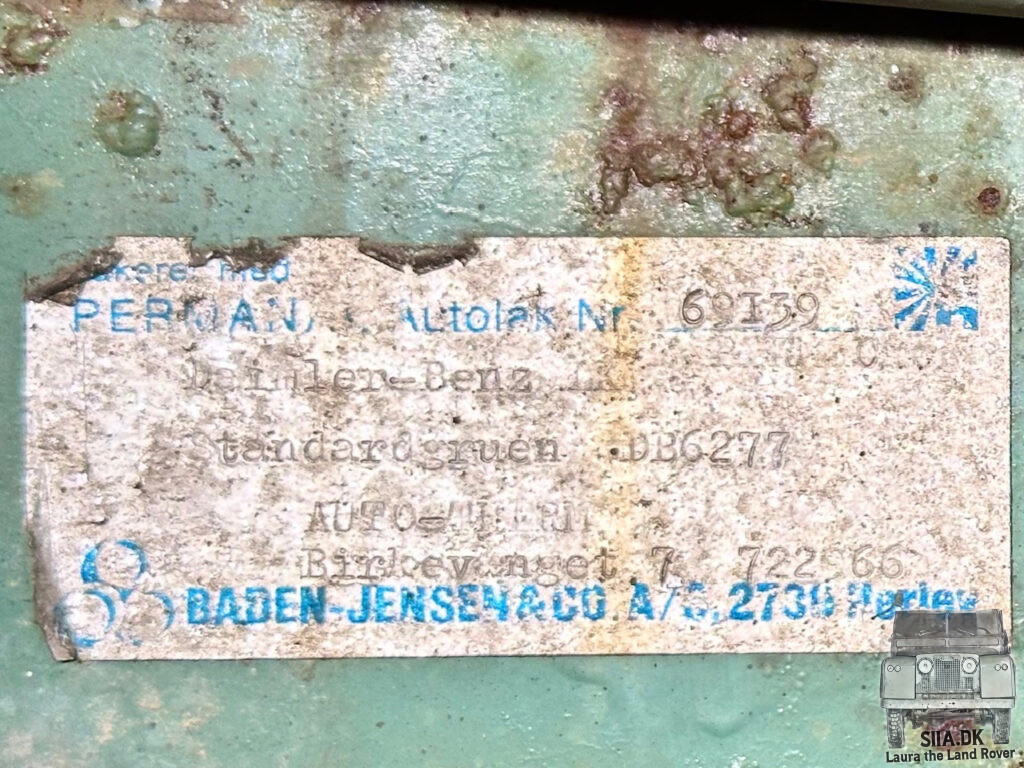 A hidden sticker hints to the use of paint in the shade of "Daimler-Benz Standardgruen DB6277"