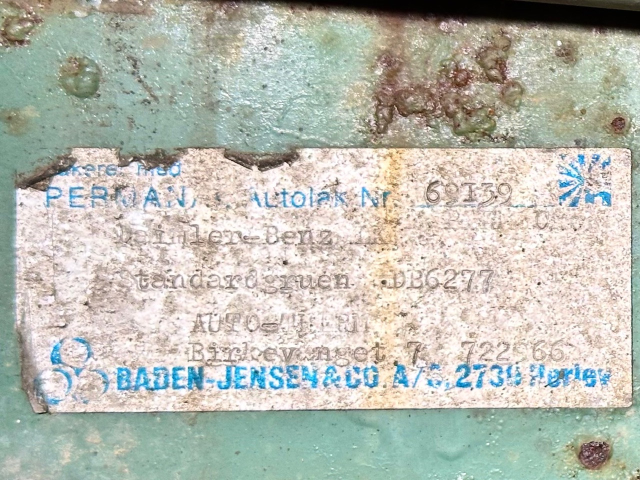 A hidden sticker hints to the use of paint in the shade of "Daimler-Benz Standardgruen DB6277"